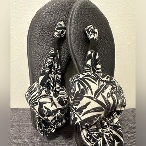 Sanuk Sandals Size 7